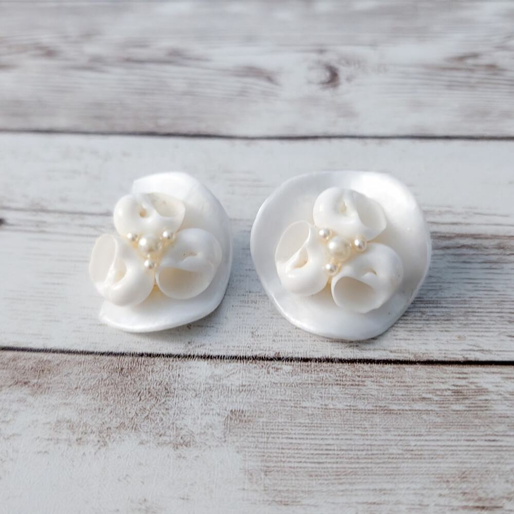 Vintage Clip On Earrings - Off White - BROKEN